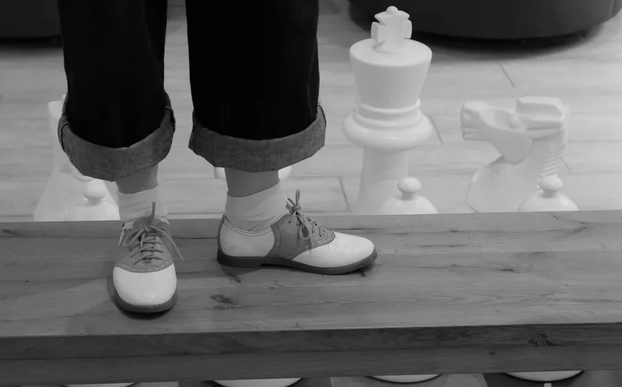Identifier les chaussures féminines des années 40 et juger leur état avant de les acheter.