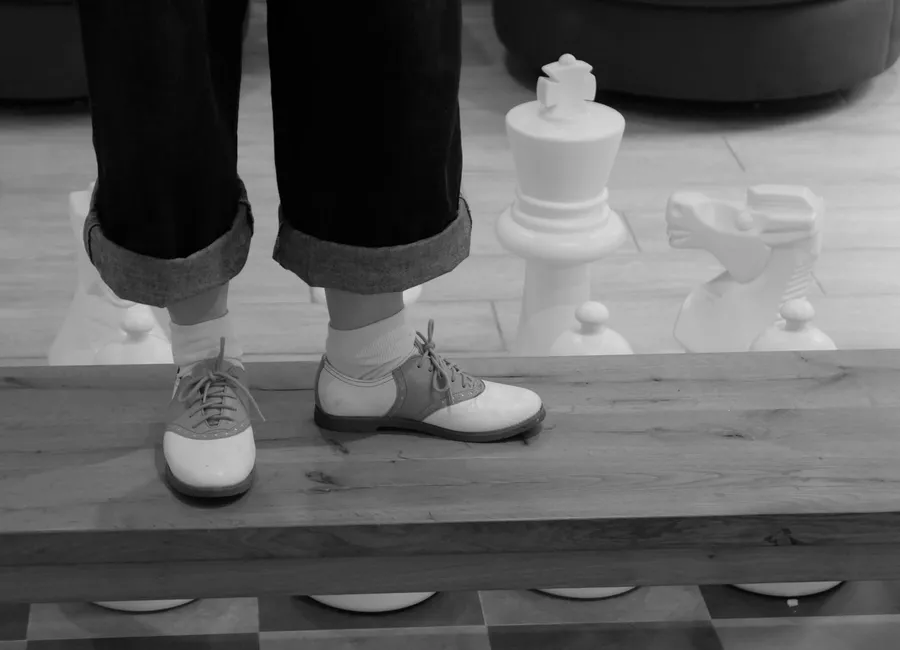 Identifier les chaussures féminines des années 40 et juger leur état avant de les acheter.