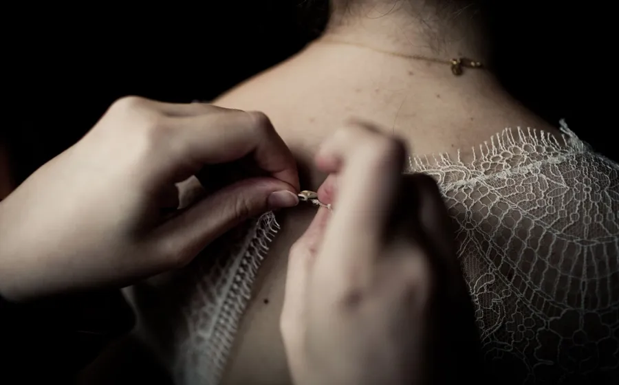 Entretenir et retoucher une robe en dentelle sans abîmer le tissu d'origine ni sa valeur.