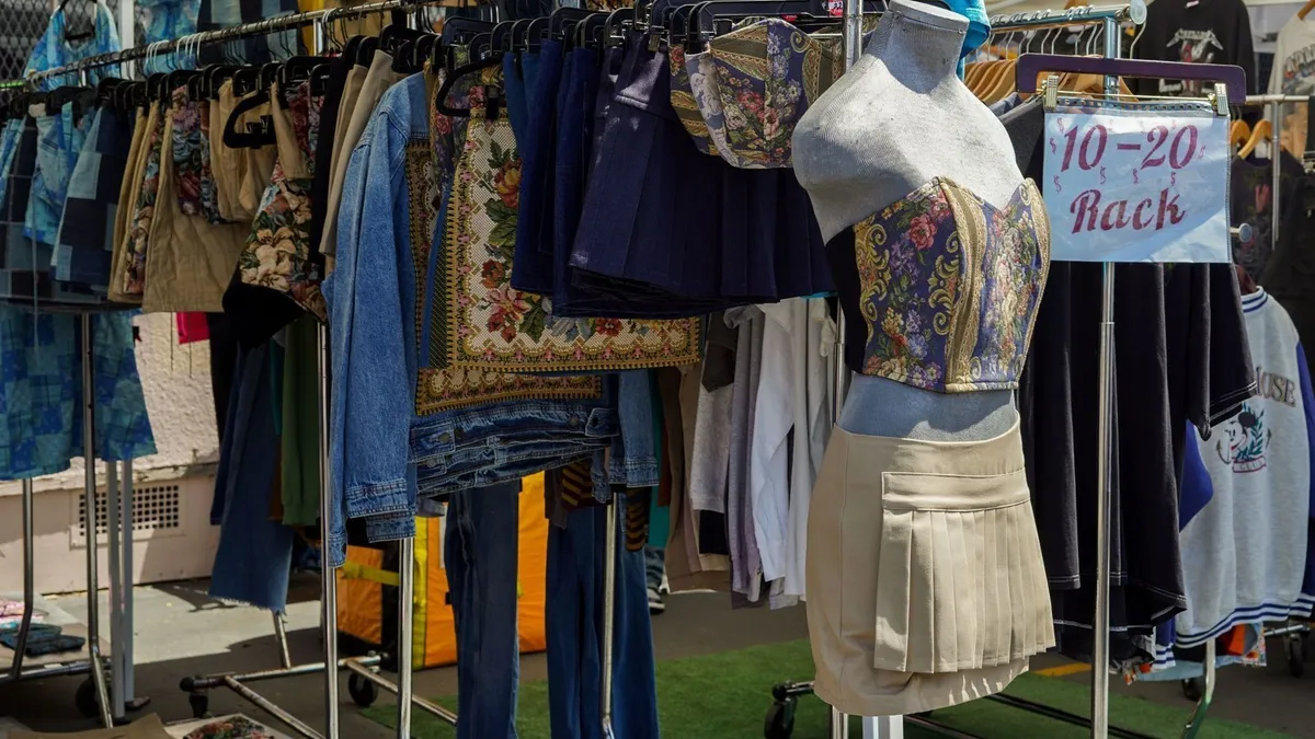 Étal de vide-grenier vintage dans les Deux-Sèvres avec vêtements, sacs et linge ancien exposés au petit matin